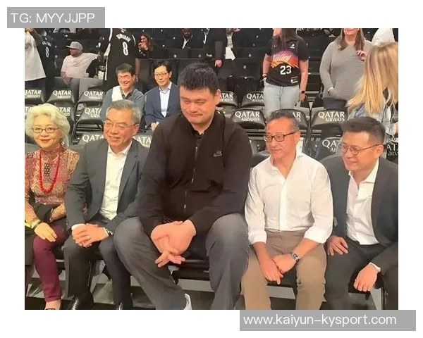 姚明与篮网新秀杰明同框合影引发热议谁能在巨人面前不变矮人
